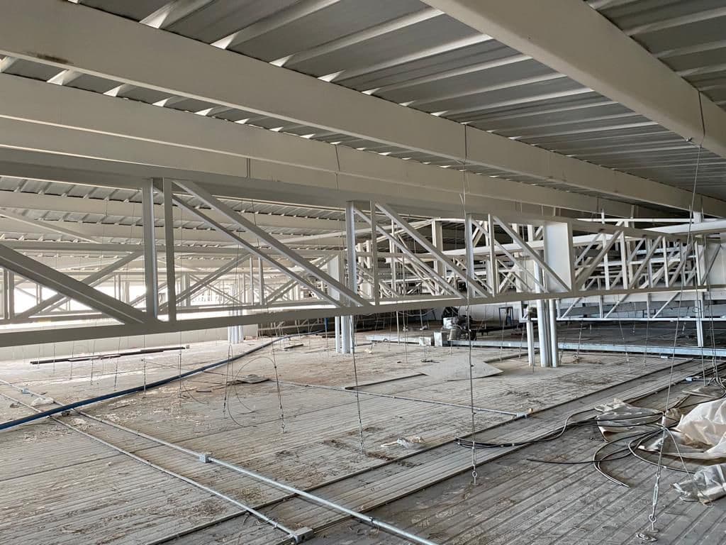 Interior de estructura metálica industrial protegida con pintura intumescente